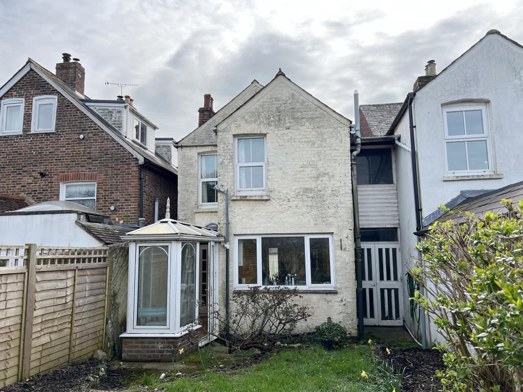 Lot: 19 - SEMI-DETACHED HOUSE WITH STRUCTURAL ISSUES - Rear of semi detached house with conservatory